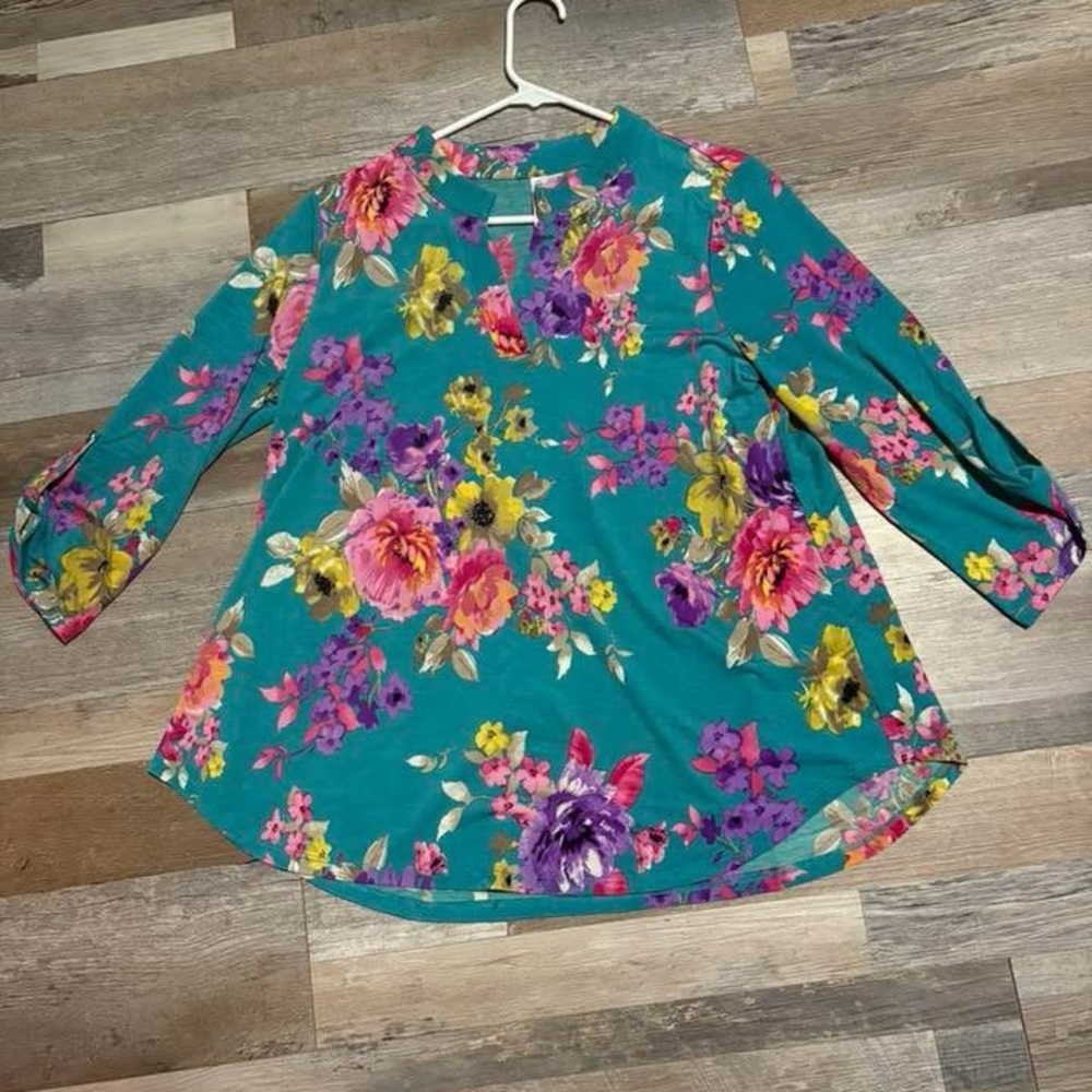 New women’s med shirt